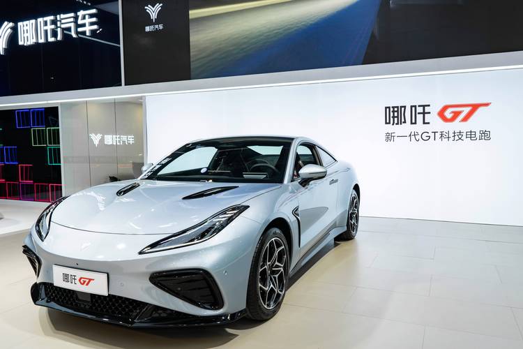 成都5哪吒汽车在智能汽车领域的表现，领途汽车在新能源汽车市场中的影响力